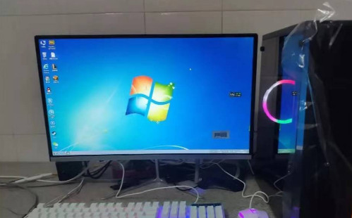 才买几个月高端i7八核27寸大型吃鸡电脑