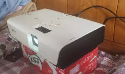 急需用钱，日本纯进口爱普生投影机投影仪低价转让